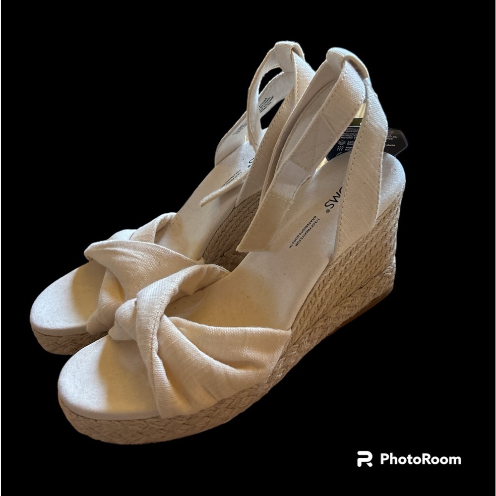 Tom’s wedge sandal